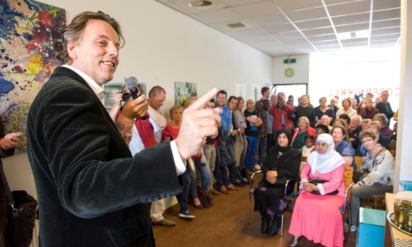 Minister Koenders vindt multiculturele wijk Boschveld in Den Bosch inspirerend