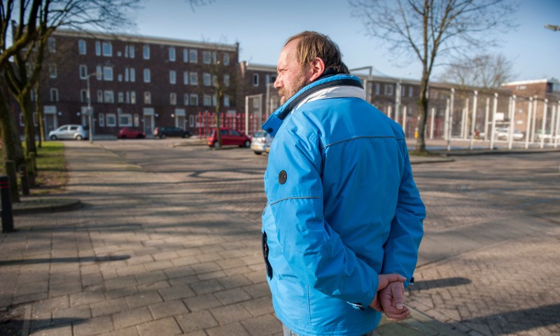 Kees Heemskerk, de burgemeester van Boschveld op een van zijn dagelijkse rondes door de wijk Boschveld