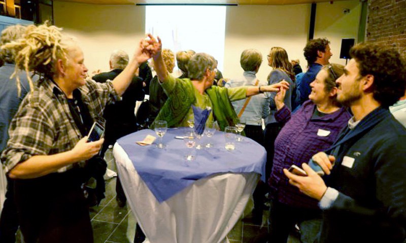 Copernikkel vrijwilligers vieren feest om nominatie tijdens Dag van de Vrijwilliger in het Bestuurscentrum