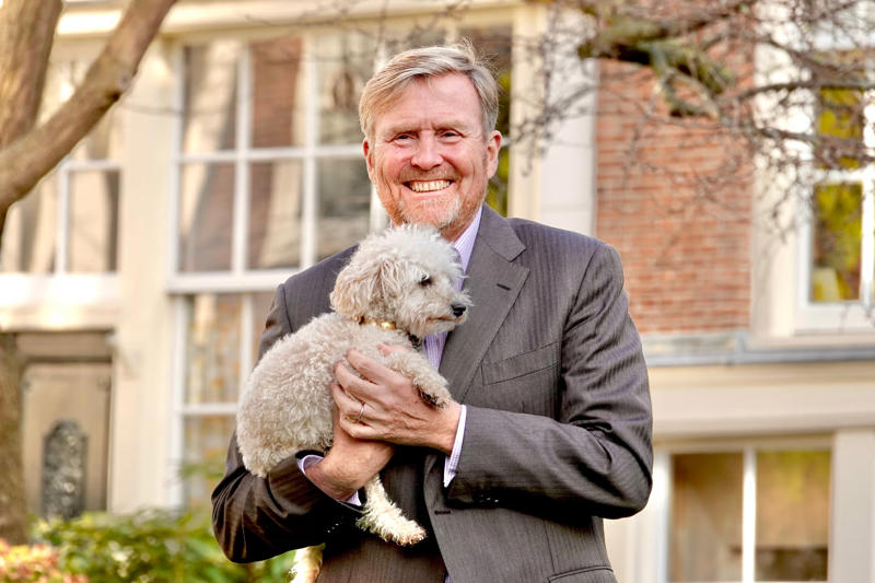koning-willem-alexander-en-hondje-mambo-2024.jpg